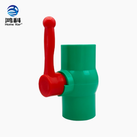 Vanne à boisseau sphérique en PVC en gros d'usine avec poignée PP rouge, vanne manuelle pour l'irrigation et l'alimentation en eau