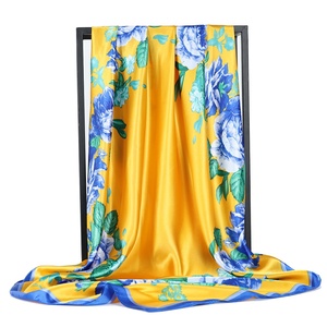 Pañuelo de Tubo de Satén de Seda Blanco con Logotipo Personalizado, con Estampado de Cadena Dorada Náutica en Verde Azulado y Azul Marino para Mujer - Product Image 3