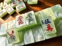 Meilleur ensemble de mahjong américain de luxe NOIGA pour 4 joueurs, design moderne en acrylique vert, portable, durable, écologique, résistant à l'eau, 1-3 kg