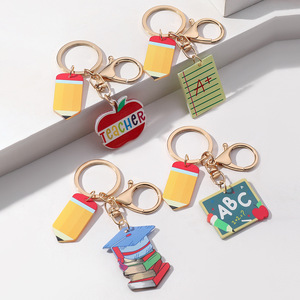 Llavero de moda con diseño de manzana y colgante de dibujos animados para estudiantes, ideal para la temporada de graduación, venta al por mayor. - Product Image 1
