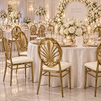 Chaises de banquet Chiavari élégantes en métal doré électro-plaqué et rembourrées de tissu blanc pour les événements d'hôtels, de mariages et de fêtes