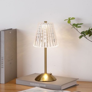 Lampada da Tavolo Retrò di Lusso in Cristallo <span class=keywords><strong>con</strong></span> Interruttore Touch, Batteria Inclusa, Paralume in Acrilico - Luce d'Atmosfera per Camera da Letto e Uso Universale - Product Image 6