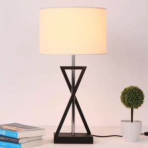 Lámpara de mesa geométrica con pantalla de tela simple, LED E27, iluminación ambiental que cuida la vista, para dormitorio, mesita de noche, sala de estar, estudio - Product Image 2
