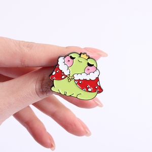 Broches en émail mignonnes en forme de grenouille verte tenant une fraise, broche d'animal adorable, broche de revers, sac à dos, bijoux de mode, vente en gros - Product Image 4