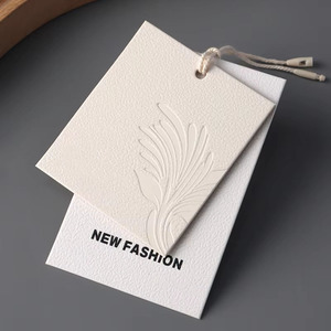 Étiquette en relief incolore en papier spécial personnalisé de haute qualité 700g motif milanais carte secondaire imprimé étiquettes volantes de vêtements - Product Image 1
