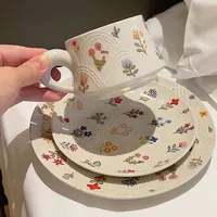 Plateau de petit-déjeuner en céramique à motifs en relief, assiette exquise et élégante, plat de service domestique, présentation de desserts, motif végétal moderne et simple, style occidental