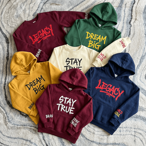 Felpa con Cappuccio Personalizzata, Vestibilità Comoda, Blu Navy con Motivo a Lettere, Streetwear Unisex, Logo Rosso e Giallo - Product Image 1