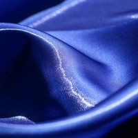 Ventes d'usine Tissu satiné brillant Épais et ferme Tissu satiné à cristaux liquides Tissu satiné soyeux chatoyant pour robe de mariée