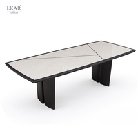 Table à manger moderne en bois massif, plateau en pierre, surface texturée rectangulaire, base en bois foncé pour salle à manger