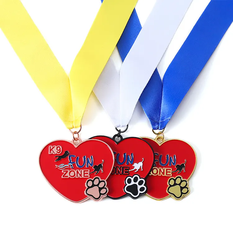 Pet Suprimentos Periféricos Esmalte Personalizado Pet Dog Cat Raça Medalhas Em Forma De Coração Cão Medalha Com Fita Personalizada Para Presente Giveaway