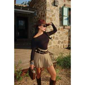 Mini-jupe Sinatra beige à double ceinture en tissu tricoté de laine d'été avec imprimé brodé, taille empire et taille naturelle, logo sur la ceinture - Product Image 4