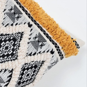 Funda de Cojín Jacquard Boho Texturizada Hecha a Mano en Color Marfil y Negro con Borde Cuadrado para Decoración del Hogar - Product Image 3