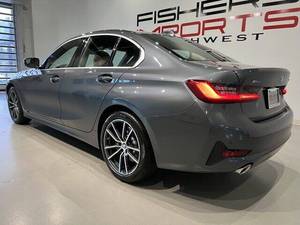 Offre Spéciale – BMW Série 3 330i d'occasion en excellent état, transmission intégrale, intérieur cuir foncé, régulateur de vitesse adaptatif (ACC), berline 4 portes avec barres de toit en aluminium à vendre - Product Image 5