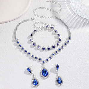 Ensemble de bijoux élégant en trois pièces pour femmes, comprenant des boucles <span class=keywords><strong>d</strong></span>'oreilles en alliage <span class=keywords><strong>bleu</strong></span> argenté, un bracelet et un collier à fines chaînes avec boule de cristal, idéal pour les mariages et les fêtes - Product Image 2