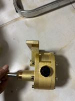 Moteur électrique haute pression conduisant la pompe à engrenages de surpression de machine de colle en laiton liquide visqueux