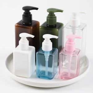 Bouteilles de crème et de lotion cosmétiques en plastique PET de 650 ml et 450 ml, couleur mate personnalisée, bouteilles rondes plates avec pompe à savon et vaporisateur - Product Image 1