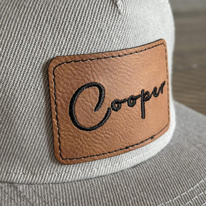 Venta al por mayor de fábrica: Parches de cuero personalizados en blanco con logo bordado para gorras de camionero, etiquetas adhesivas para jeans. - Product Image 1