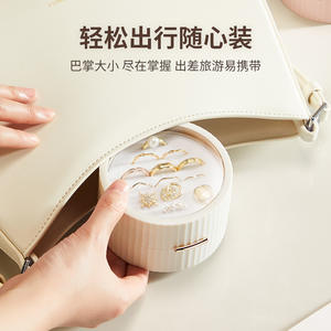 Boîte à bijoux Macaron 5 pouces en ABS avec doublure en coton, légère et portable, pour le rangement de boucles d'oreilles, bracelets et colliers - Product Image 2