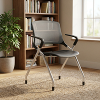 Chaise de conférence ergonomique moderne en maille avec structure en fer et accoudoirs fixes, pliable pour la maison, le bureau, l'hôpital, l'école, le personnel et les visiteurs