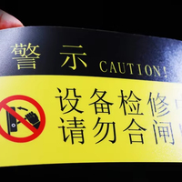 Étiquettes suspendues personnalisées de luxe ZHEHAN pour vêtements, en papier gaufré avec logo personnalisé et cordons, provenant du Jiangsu