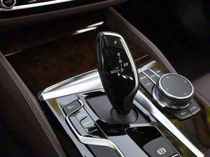 2020款宝马5系525Li豪华版左驾汽油动力中型轿车，配备真皮座椅和单天窗 - Product Image 6