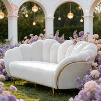 Canapé de mariage de luxe en velours blanc avec pieds coniques dorés, chaise trône au design moderne, mobilier pour banquets de mariage, événements et hôtels, location