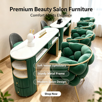 Ensemble de table de manucure moderne de luxe léger, chaise à bulles en velours vert, cadre en métal doré, plateau en marbre, bureau à ongles