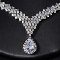 018207 Parure de bijoux de mariée 4 pièces en laiton, zircone cubique en forme de poire, entièrement pavée, comprenant collier, boucles d'oreilles pendantes, bracelet et bague, pour mariage