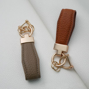 Porte-clés de voiture en cuir de veau première couche porte-clés en cuir de mode anneau pendentif en alliage lanière en cuir créative pour hommes et femmes - Product Image 5