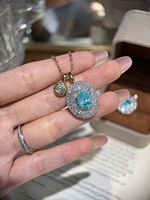 Pendentif en or blanc 18 carats au design original avec diamant Paraiba cultivé en laboratoire, pendentif de collier ovale entièrement pavé de pierres colorées