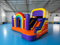 Château gonflable arc-en-ciel avec toboggan, maison de saut gonflable pour enfants, idéal pour les jeux en extérieur et la location pour événements.
