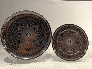 Ensemble de 2 assiettes à dîner en porcelaine noire européenne de haute qualité, écologiques, avec un design moderne et luxueux et un motif incrusté d'or - Product Image 4