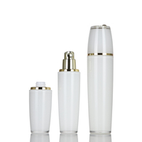 Vente en gros de bouteilles de lotion acrylique blanches rondes à capuchon unique avec pompe dorée pour emballage cosmétique