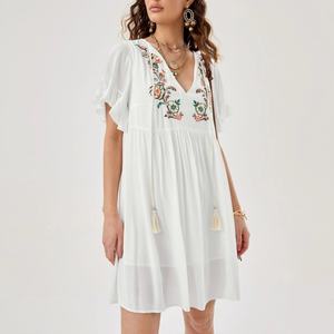 Vestido de Verano de Lino Personalizado OEM para Mujer, Vestido Casual Mini de Algodón y Chifón con Mangas de Mariposa y Hermoso Bordado Floral - Product Image 2