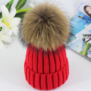 Bonnets d'hiver pour femmes avec logo personnalisé Bonnets en <span class=keywords><strong>fourrure</strong></span> de velours de qualité luxueuse avec pompons et doublure de crâne Bonnets Skullies tricotés pour filles à la mode - Product Image 2
