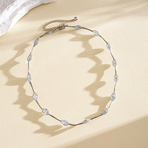 Collar de Aleación Plateada para Mujer con Colgante de Hojas de Circonia Cúbica Verde, Joyería Romántica para Uso Diario - Product Image 6