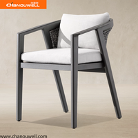 Ensemble de salle à manger d'extérieur moderne en aluminium avec chaises à dossier en corde tressée et table rectangulaire à plateau à lattes pour patio, jardin, villa