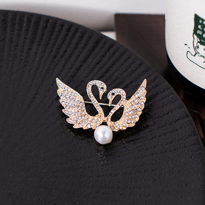 Elegant Swan Brooch Zinc Alloy With Pearl Unisex Fashion Accessory Party Jewelry - Product Image 1
