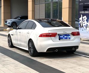<span class=keywords><strong>Jaguar</strong></span> XEL 2.0T Turbo essence d'occasion, voiture de luxe de taille moyenne, couleur blanche - Product Image 4