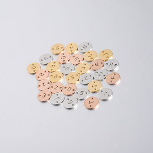 Dijes de disco redondos huecos con números del 0 al 9 |   Discos con Doble Orificio Chapados en Oro Rosa PVD para la Fabricación de Pulseras y Collares - Product Image 3