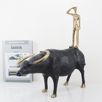 Sculpture de luxe artisanale en métal bicolore noir et or antique, représentant un buffle et un garçon herdeur, pour la décoration artistique de maison et d'hôtel