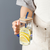 Vente en gros de tasses en verre borosilicate carrées de style minimaliste, résistantes à la chaleur, avec poignée et couvercle colorés