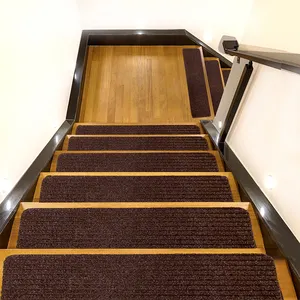 Corredores de carpete cor cinza ao pé da escada tapete bom para escadas