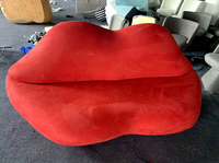 Sofá Icónico con Forma de Labios Rojos, Sofá de Terciopelo de Lujo, Estilo Pop Art Posmoderno, para Boutique de Moda o Estudio