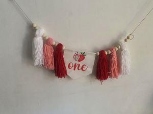 Bannière de chaise haute pour 1er anniversaire Thème Fraise, Guirlande à pompons 'Sweet One' pour Fille, Bannière 'Berry Sweet' pour Chaise Haute - Product Image 2