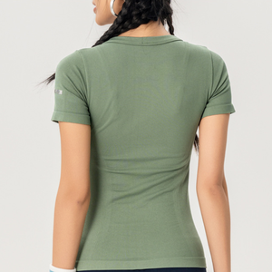 เสื้อยืดออกกำลังกายผู้หญิงแบบรัดรูป แขนสั้น แห้งเร็ว ยืดหยุ่นสูง สำหรับเทนนิส โยคะ ขายส่ง รับผลิตแบบ OEM ODM - Product Image 3