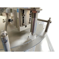 Machine de remplissage automatique de bouteilles pour liquides à haute viscosité avec alimentateur de bouchons vibrant pour l'emballage des bouteilles
