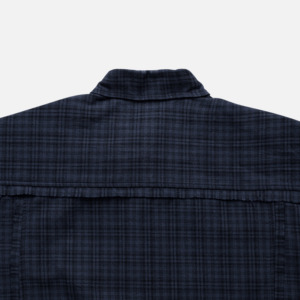 Camisa de Manga Corta ABYSS, Diseño Cuadriculado Azul Marino y Negro, Corte Holgado, Estilo Urbano Contemporáneo - Product Image 4