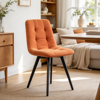 Chaises latérales en tissu velours avec pieds antidérapants et structure stable, pour la décoration d'appartements en location.