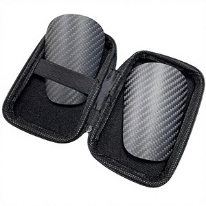 Protège-tibias de football Kivotech avec logo personnalisé, mini en fibre de carbone, protection intégrale en EVA, édition Master, élastiques, en PU pour le football - Product Image 2